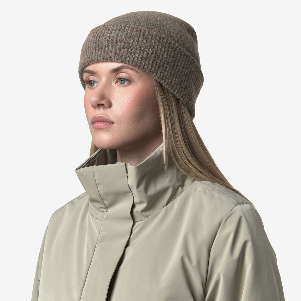 Gorro de lana naranja para mujer, ideal para climas fríos. 02