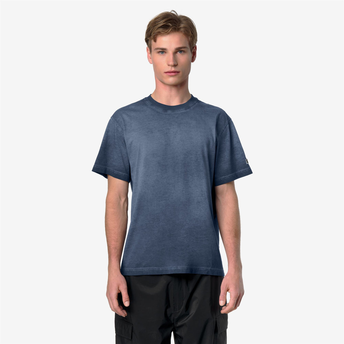 T-Shirts & Top_Man_LEO LF_T-Shirt_Blue Insignia - Commercial 4