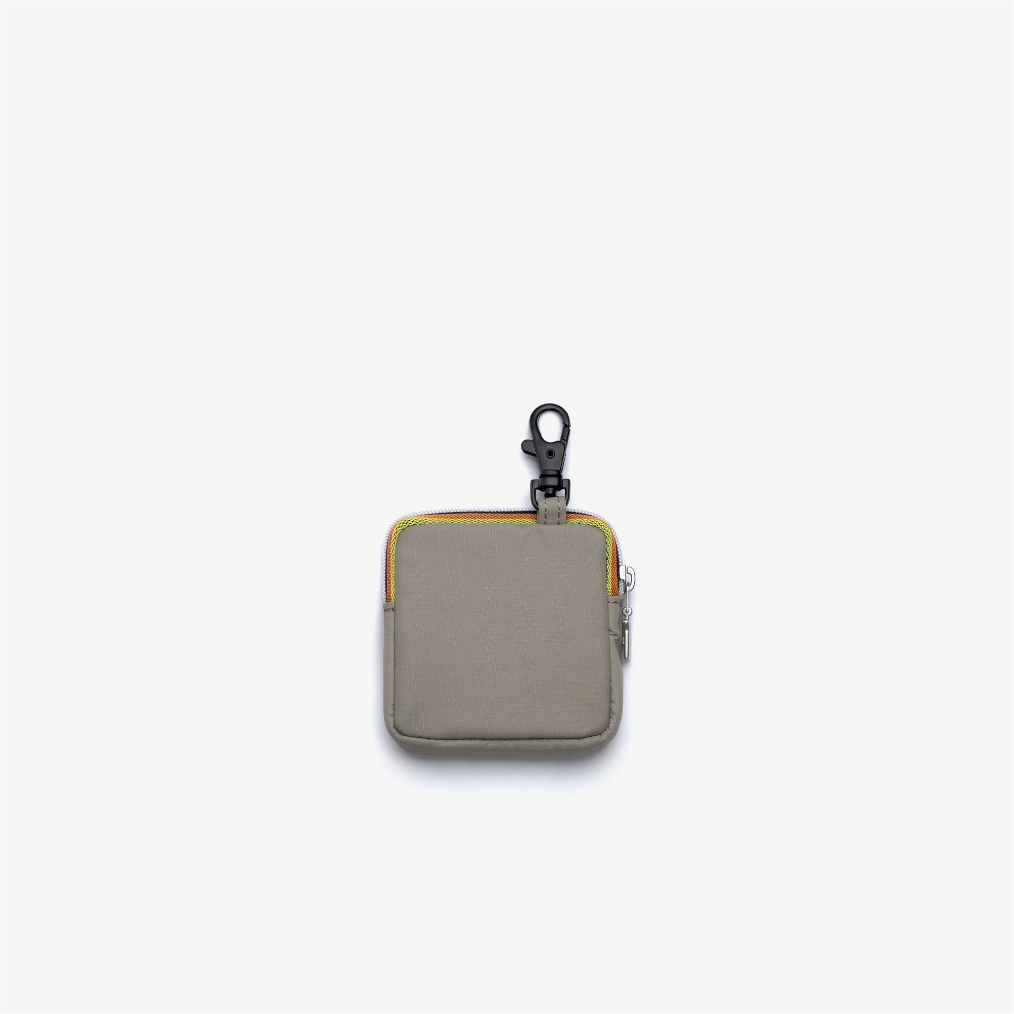 Small Accessories_UNISEX_EMEE_Headphones_Green Oak - Commercial 2
