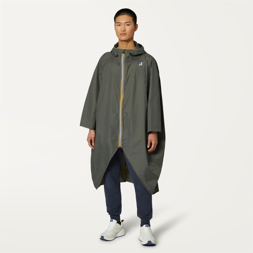 Jackets_UNISEX_LE VRAI 3.0 RENNES_Poncho_GREEN BLACKISH - Commercial 4