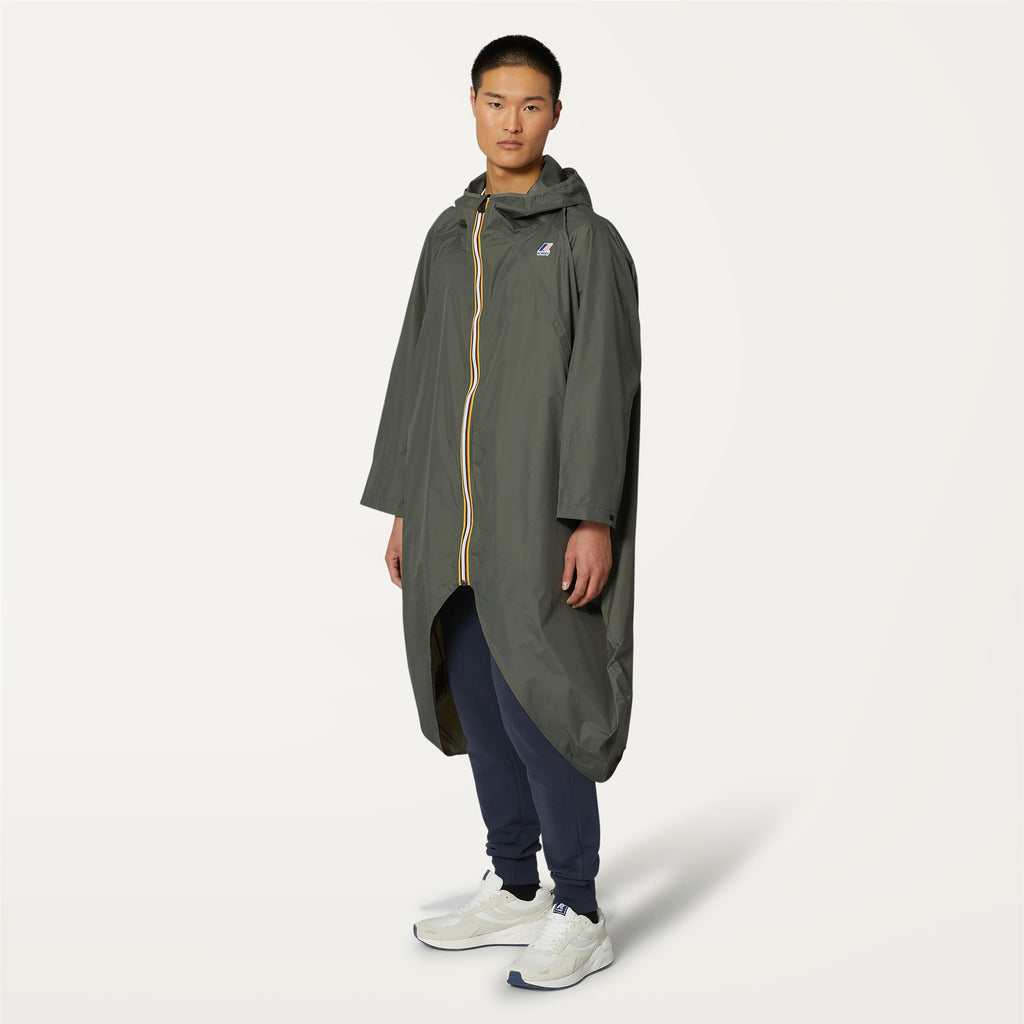 Jackets_UNISEX_LE VRAI 3.0 RENNES_Poncho_GREEN BLACKISH - Commercial 5