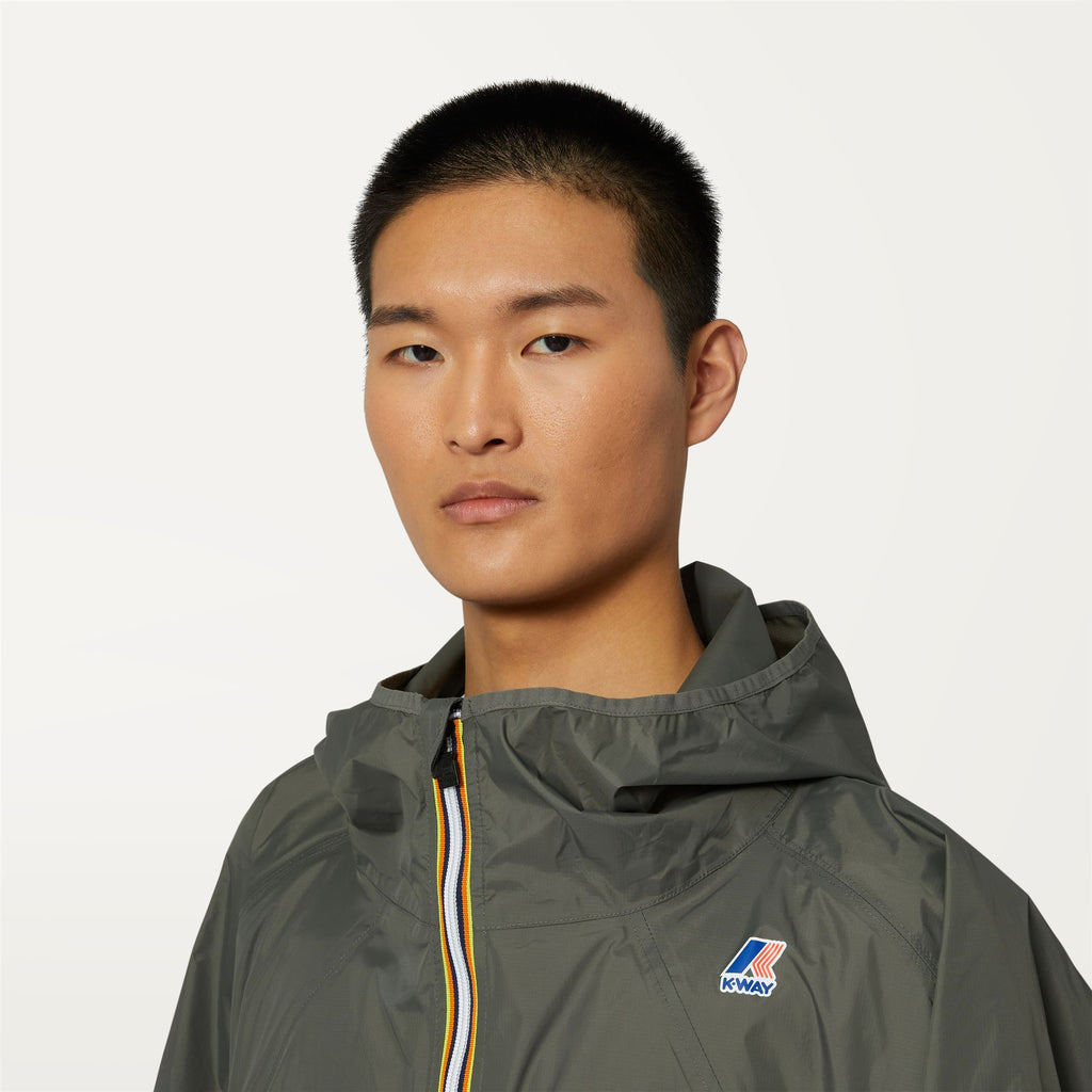 Jackets_UNISEX_LE VRAI 3.0 RENNES_Poncho_GREEN BLACKISH - Commercial 7