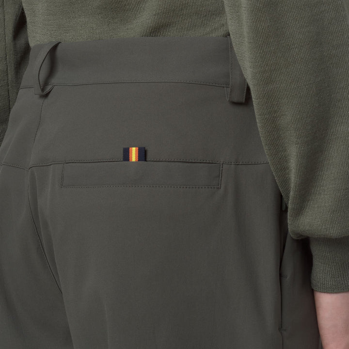 Pantalones chinos unisex de color verde negruzco con tejido de sarga suave 2