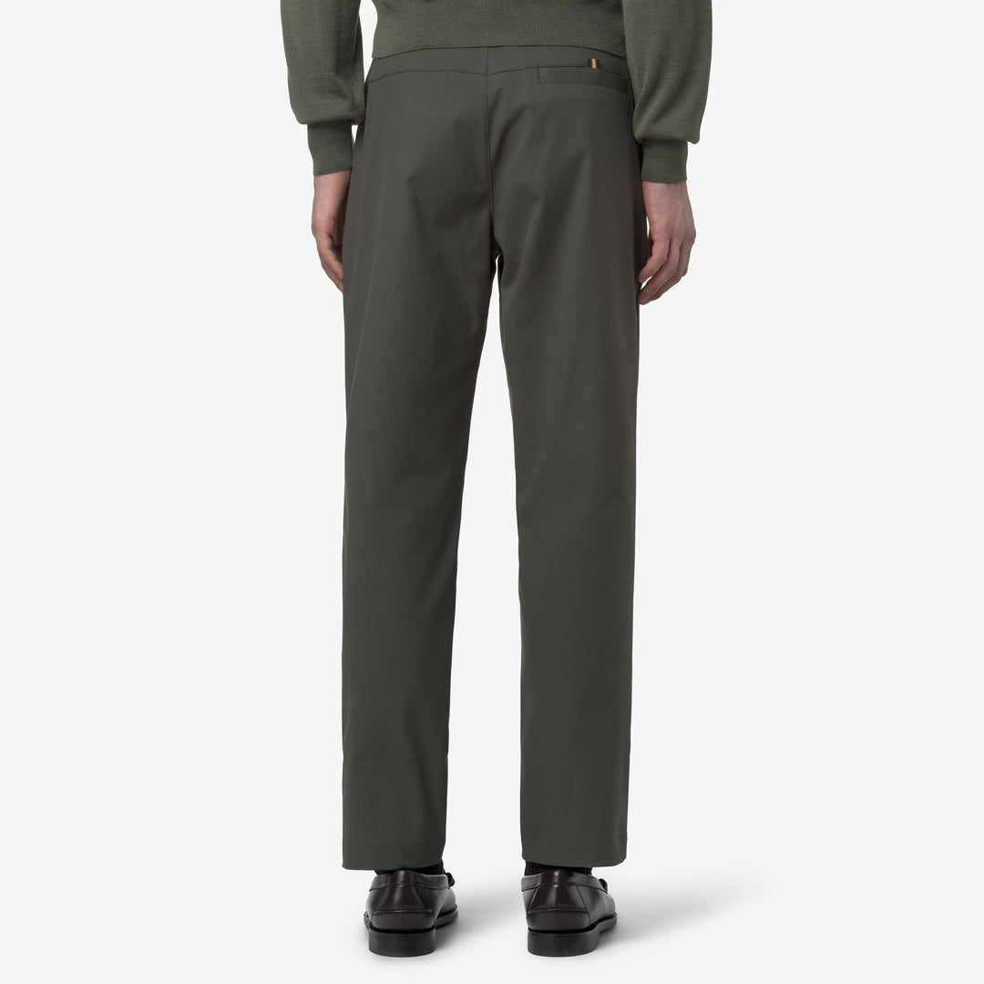 Pantalones chinos unisex de color verde negruzco con tejido de sarga suave main