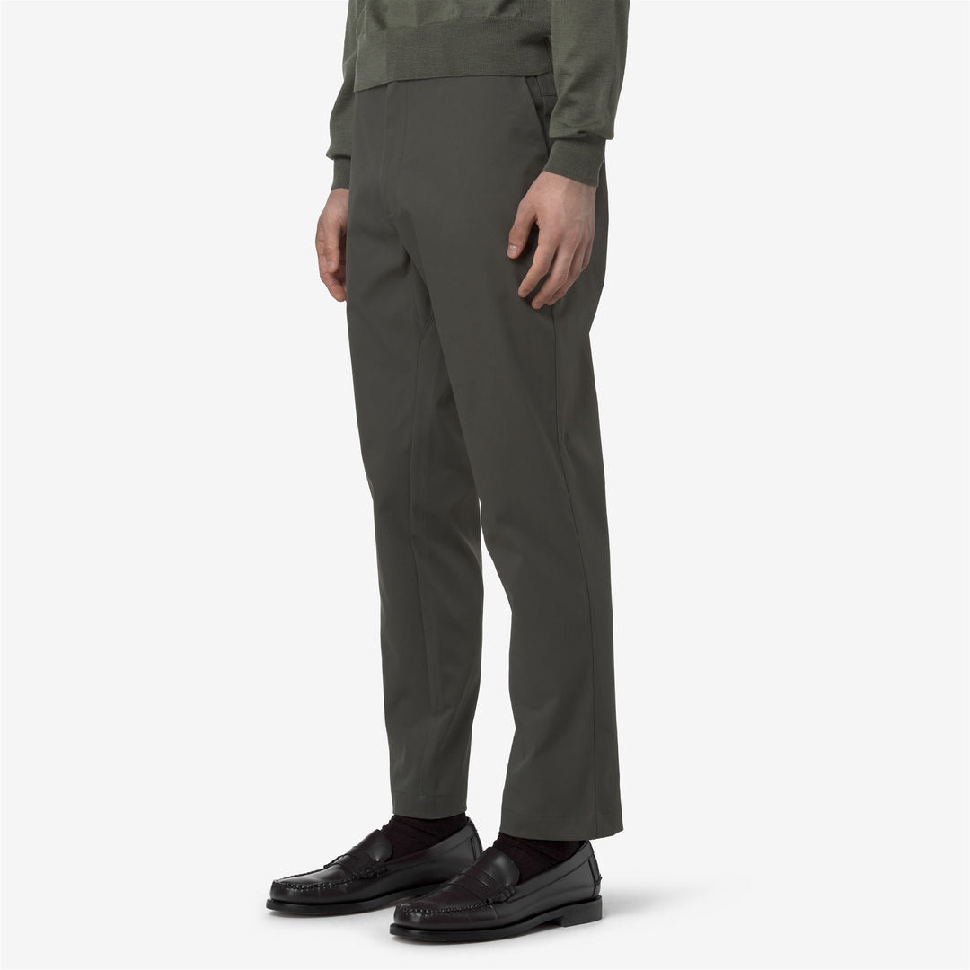 Pantalones chinos unisex de color verde negruzco con tejido de sarga suave main