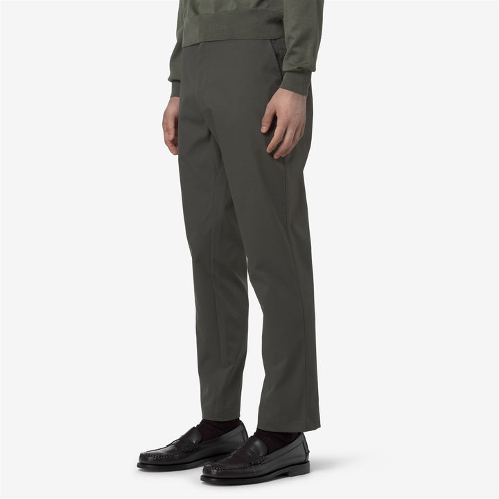 Pantalones chinos unisex de color verde negruzco con tejido de sarga suave 4