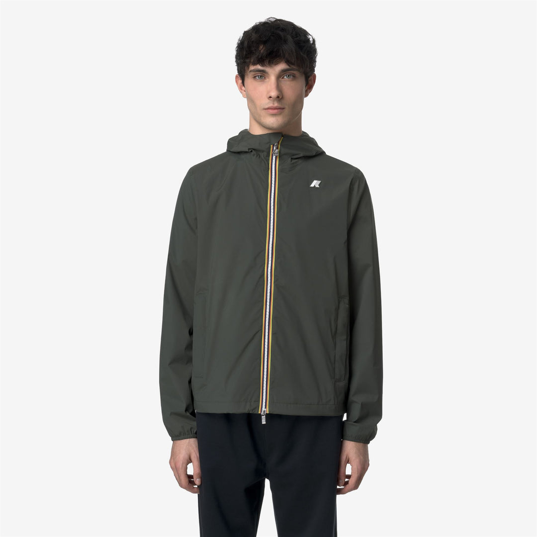Chaqueta ajustada resistente al clima en verde negruzco para hombre 01