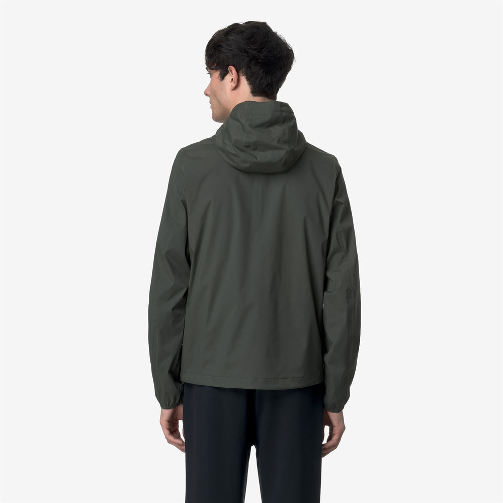 Chaqueta ajustada resistente al clima en verde negruzco para hombre 02