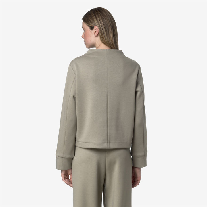 Suéter polar deportivo verde para mujer con corte esculpido 5