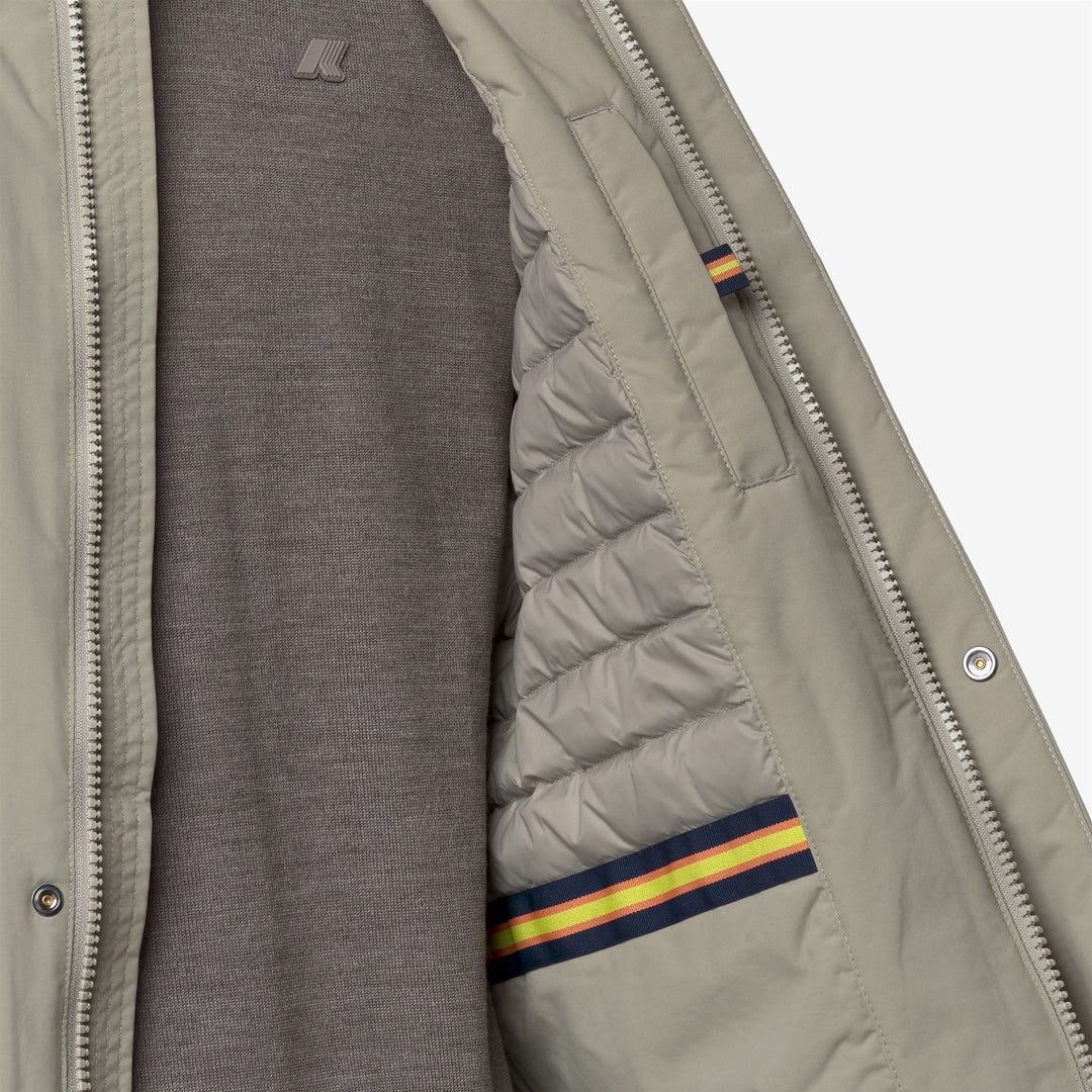 Chaqueta impermeable verde de talla media para hombre con materiales reciclados main