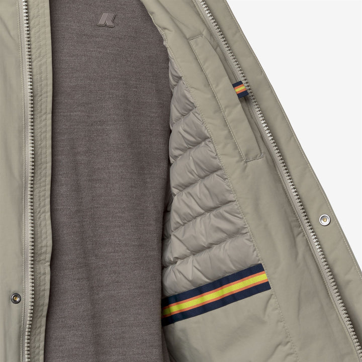 Chaqueta impermeable verde de talla media para hombre con materiales reciclados 2