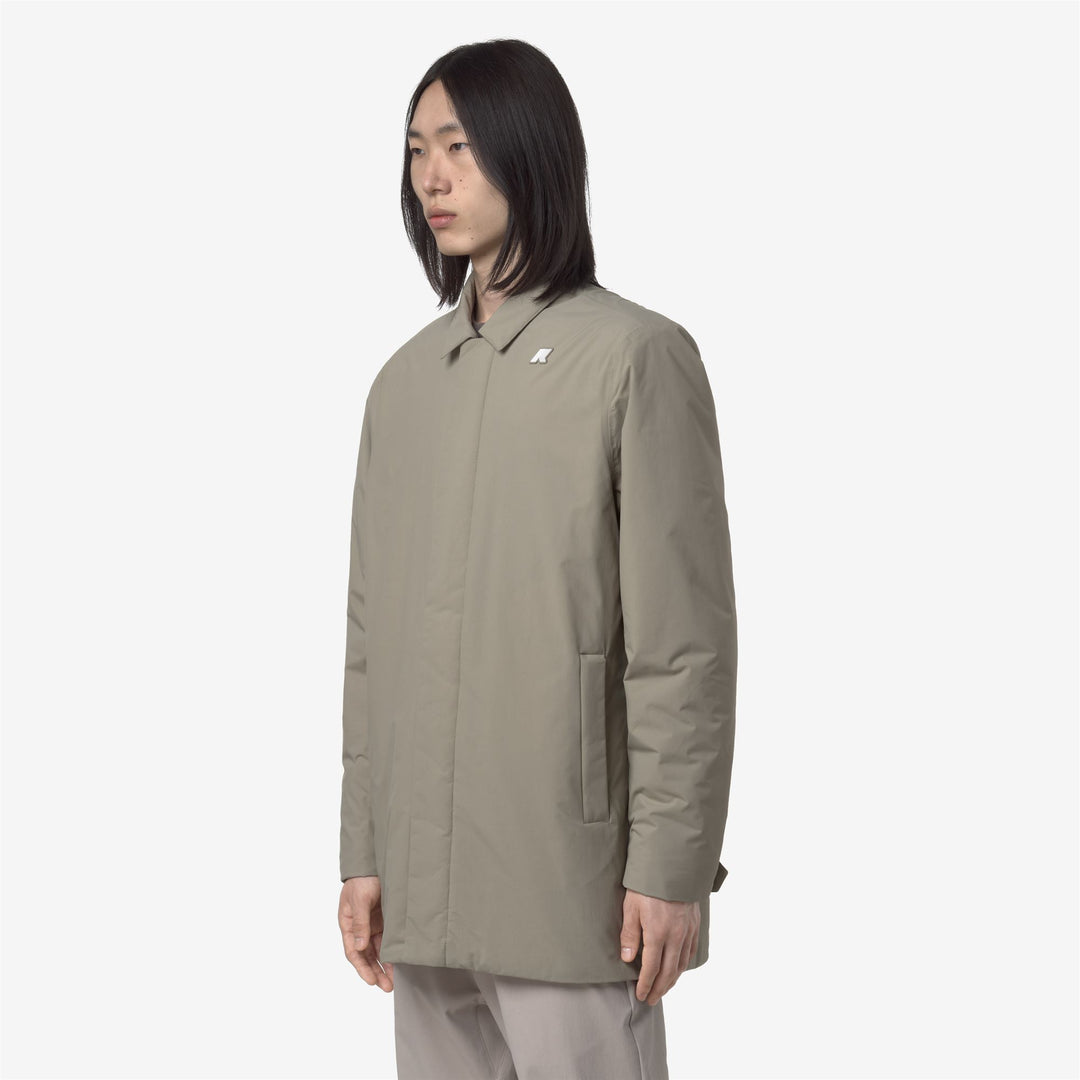 Chaqueta impermeable verde de talla media para hombre con materiales reciclados main