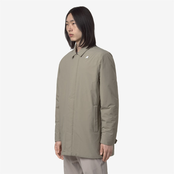 Chaqueta impermeable verde de talla media para hombre con materiales reciclados 4