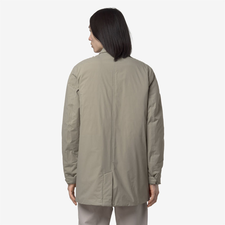 Chaqueta impermeable verde de talla media para hombre con materiales reciclados 5