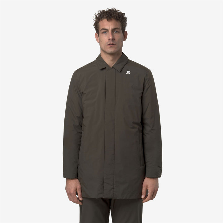 Chaqueta impermeable de media altura para hombre en color oliva negro con acolchado PrimaLoft 3