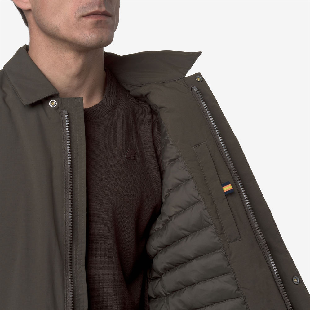 Chaqueta impermeable de media altura para hombre en color oliva negro con acolchado PrimaLoft 02