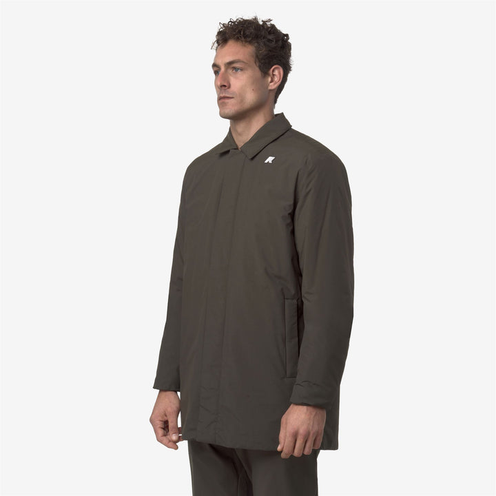 Chaqueta impermeable de media altura para hombre en color oliva negro con acolchado PrimaLoft 4