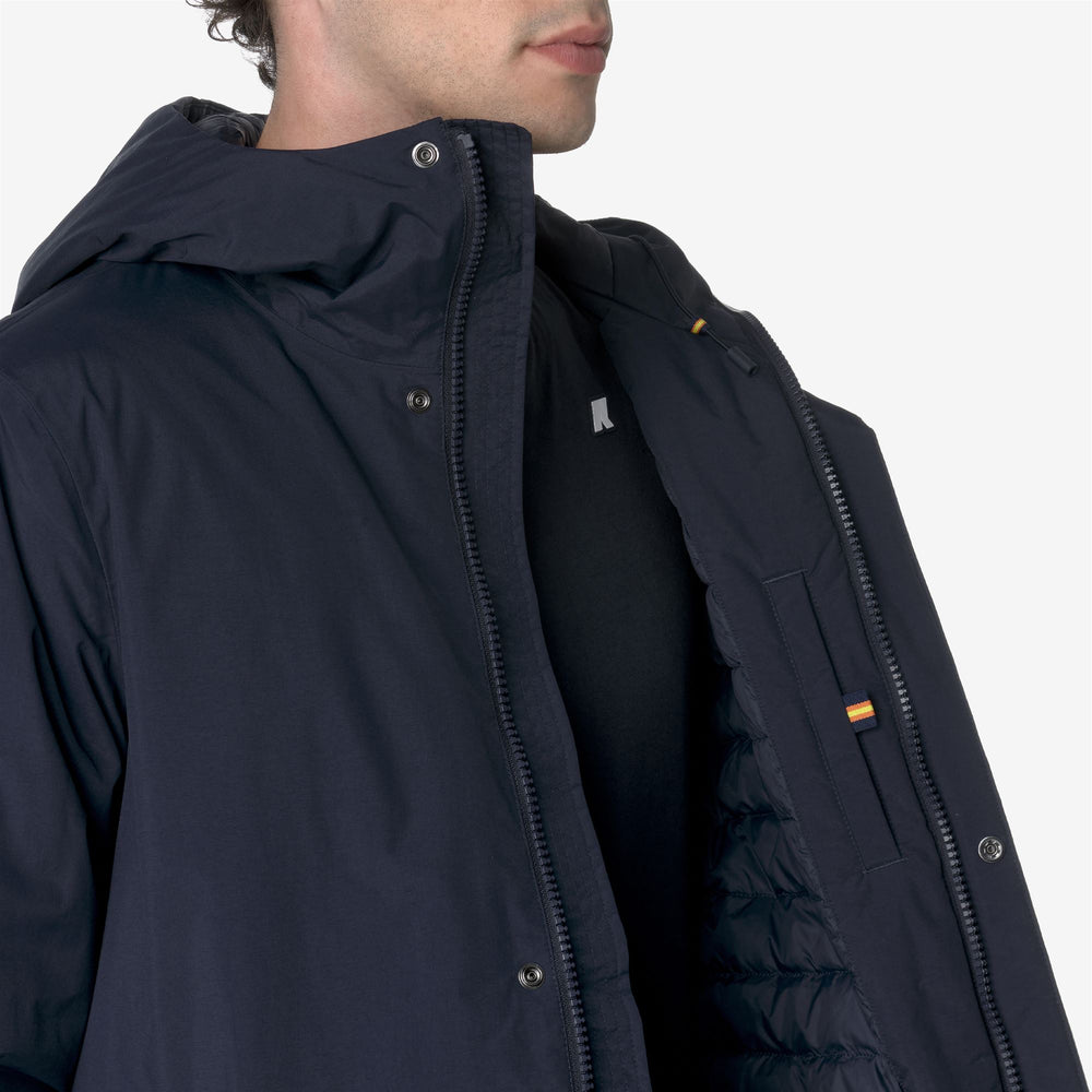 Chaqueta larga azul para hombre hecha con materiales reciclados 02
