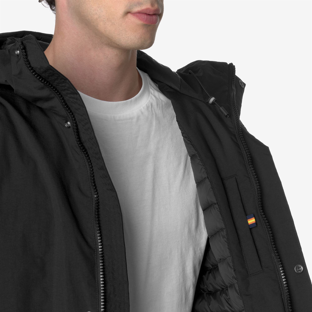 Chaqueta larga negra y gris para hombre hecha con materiales reciclados 02