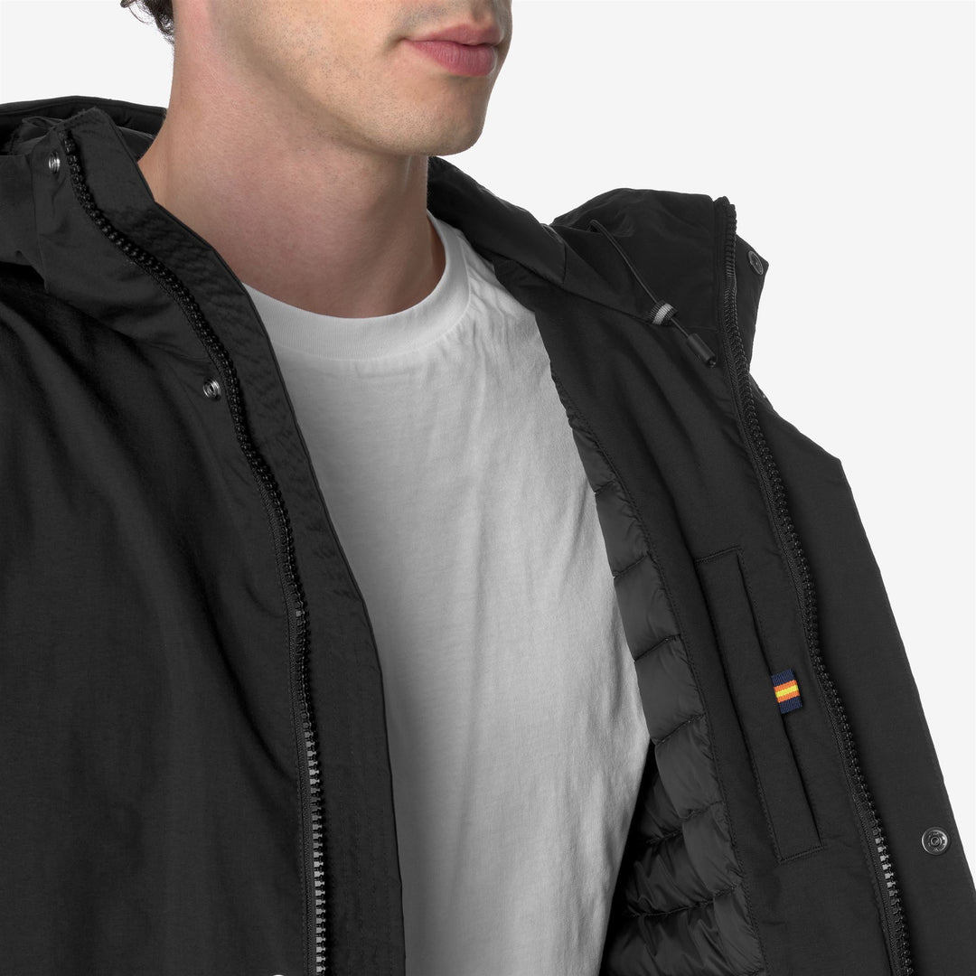 Chaqueta larga negra y gris para hombre hecha con materiales reciclados main