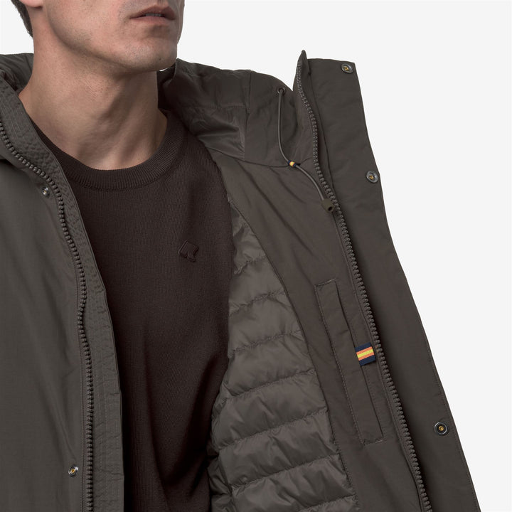 Chaqueta larga y cálida para hombre color oliva negro con materiales reciclados 2