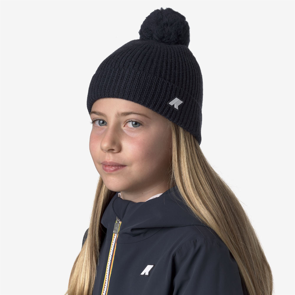 Gorro de invierno de punto para niña azul con pompón y diseño acanalado. 02