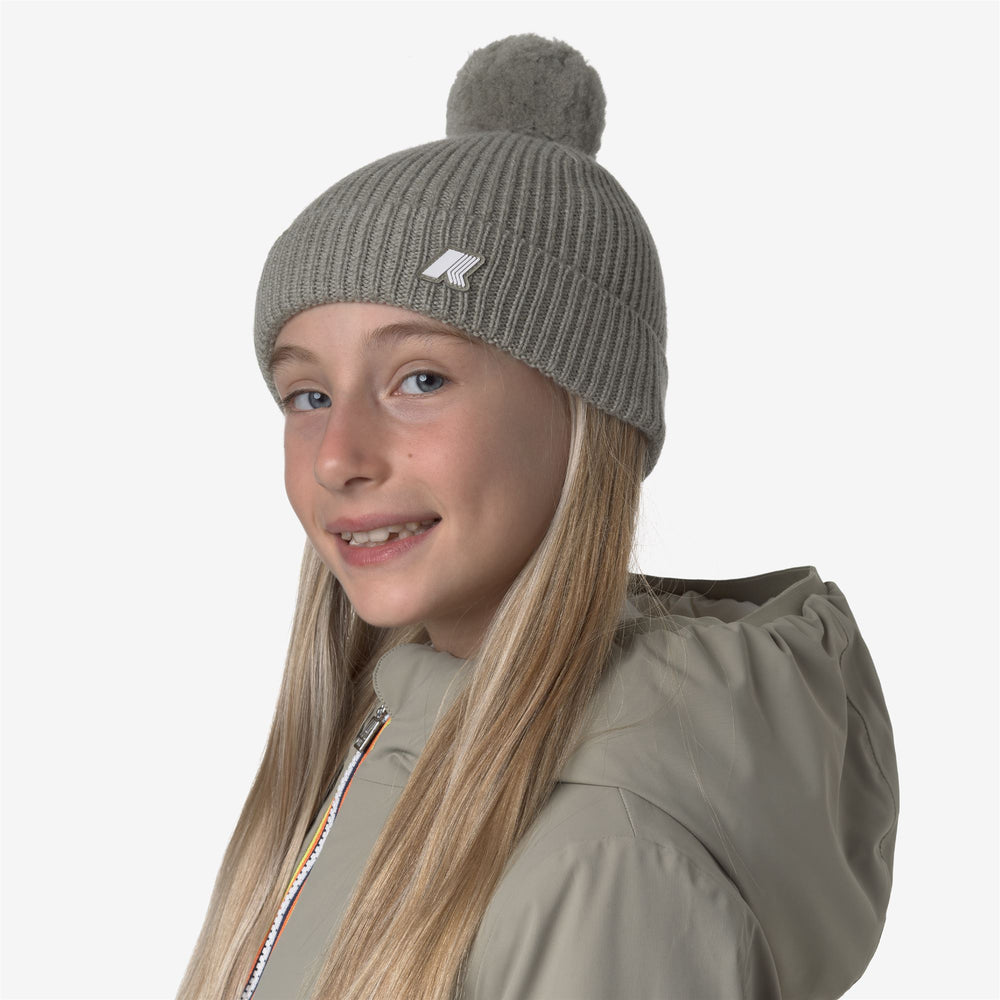 Gorro de lana cálido para niña con pompón en color verde melange 02