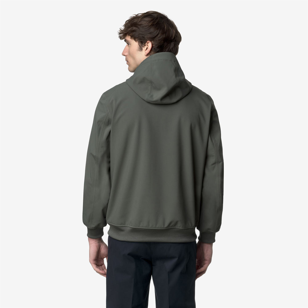 Chaqueta impermeable de corte entallado para hombre, color verde azulado negruzco main