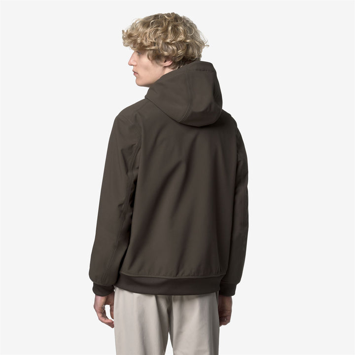 Chaqueta corta para hombre color oliva negro con capas impermeables y aislantes 5