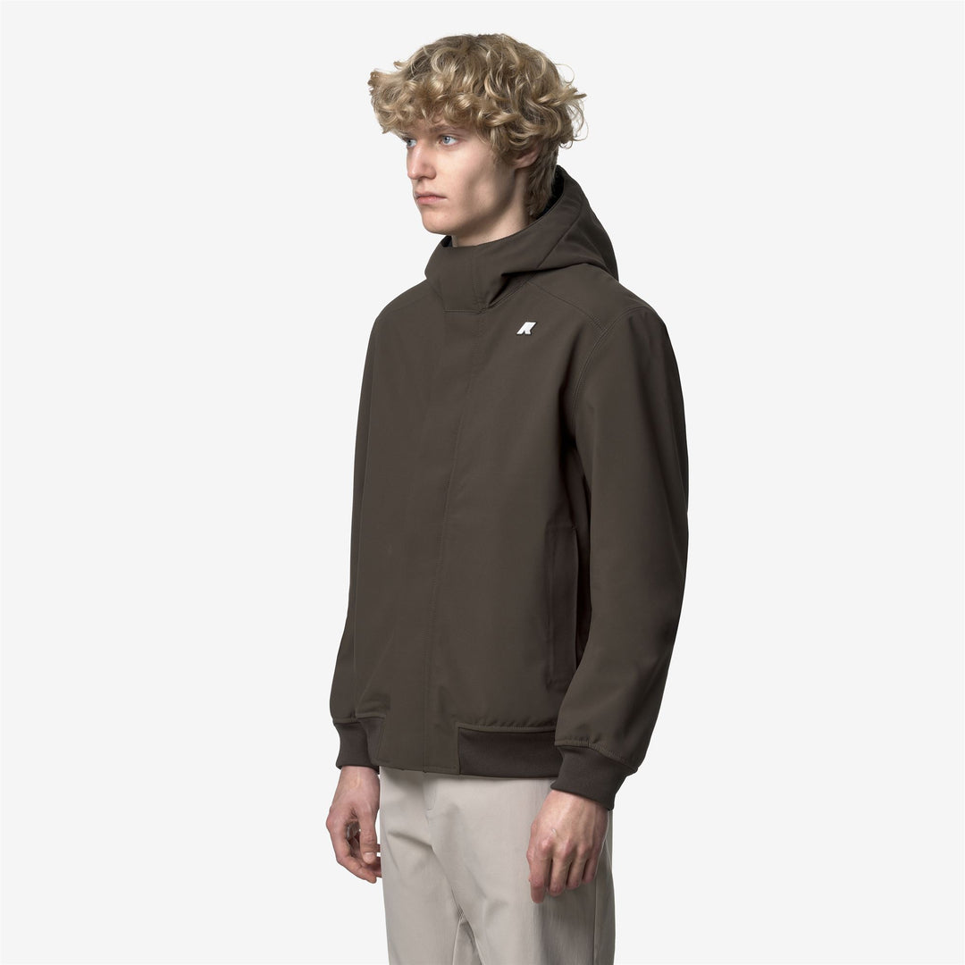 Chaqueta corta para hombre color oliva negro con capas impermeables y aislantes main