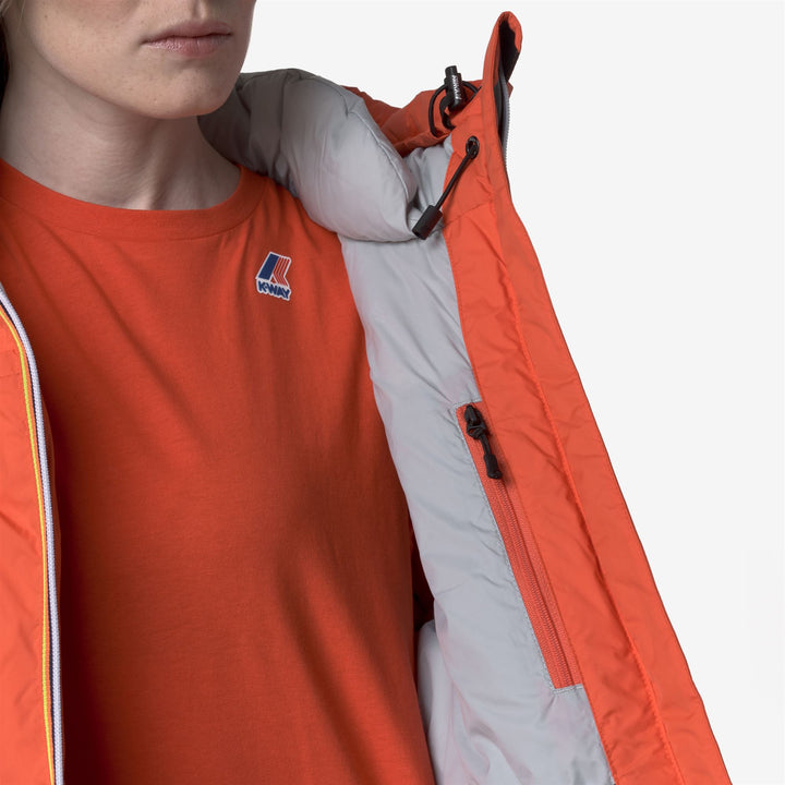 Chaqueta corta de plumas naranja para mujer con capucha y bolsillos 2