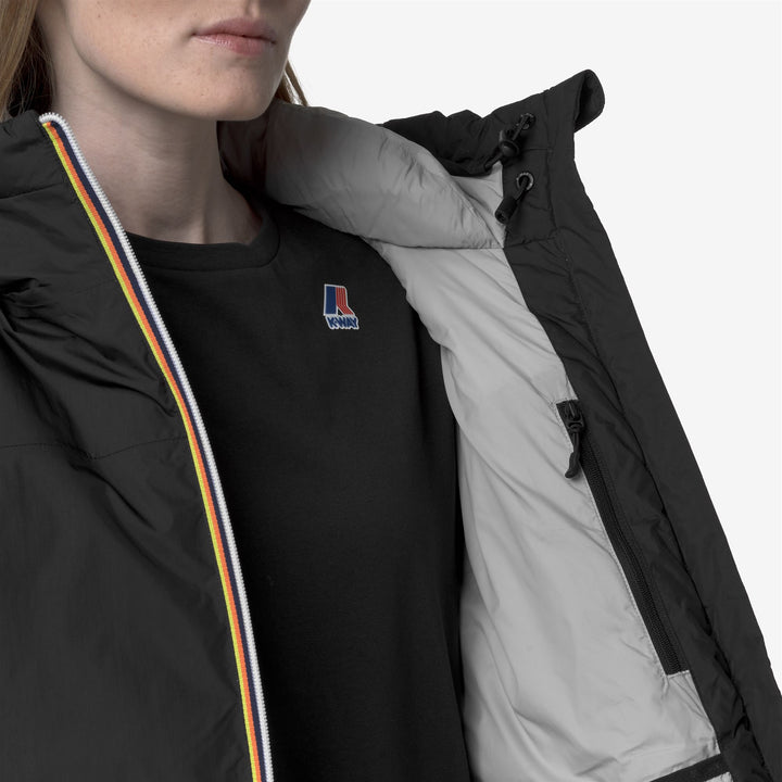 Chaqueta corta de plumas negra para mujer con capucha y cierre de cremallera 2