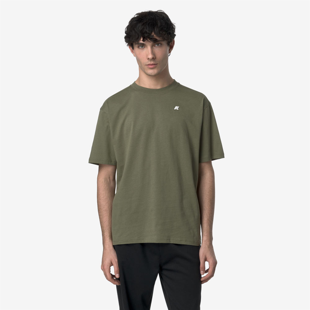 Camiseta de algodón casual para hombre en verde líquen con cuello redondo 02