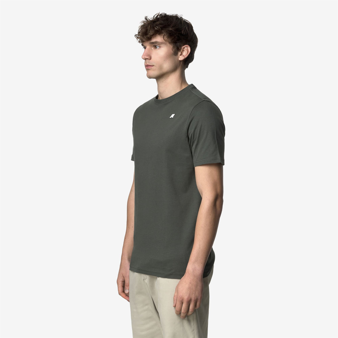 Camiseta de algodón verde ajustada para hombre con logotipo main