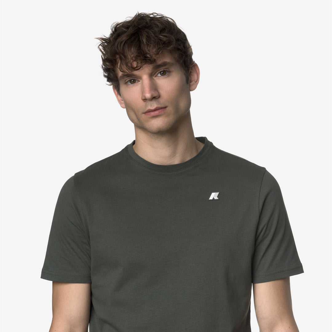 Camiseta de algodón verde ajustada para hombre con logotipo main