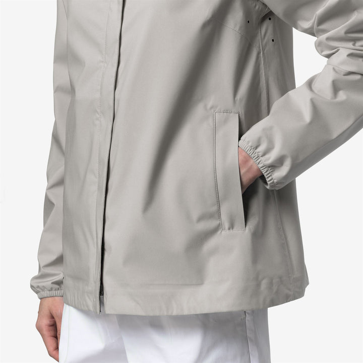 Chaqueta impermeable de mujer beige y gris de media longitud 4