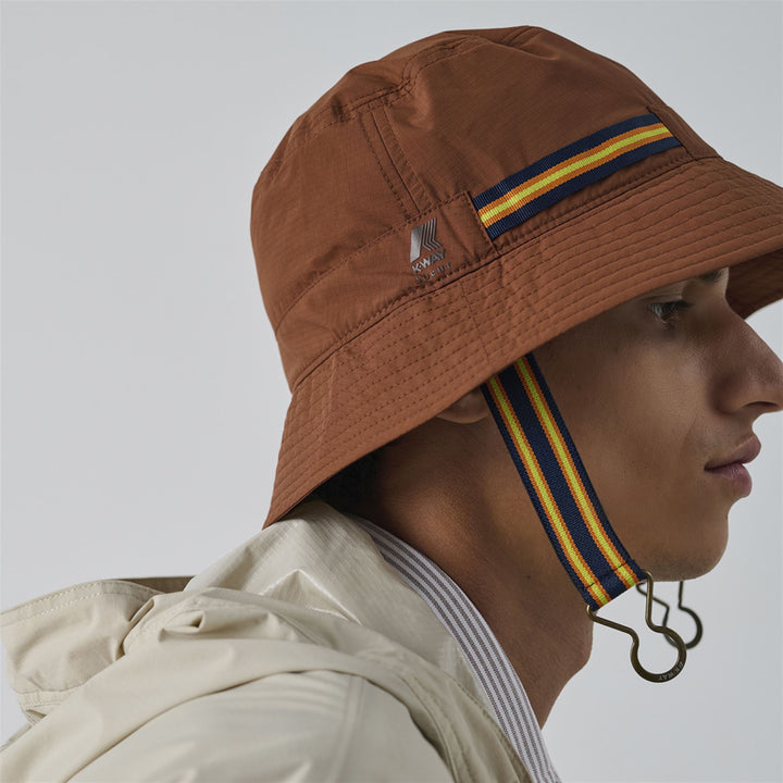 Sombrero de pescador unisex impermeable marrón con raya tricolor K-WAY 4
