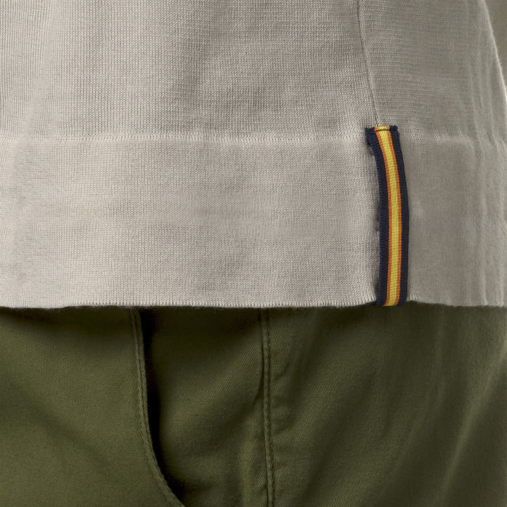 Polo clásico de punto gris beige para hombre para uso urbano 2