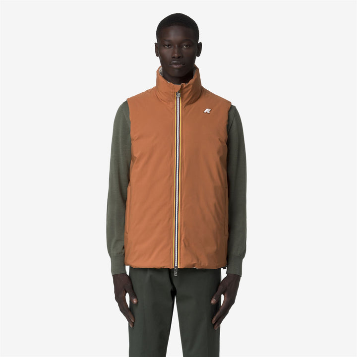 Chaqueta corta acolchada reversible de plumón en color beige anaranjado para hombre 4