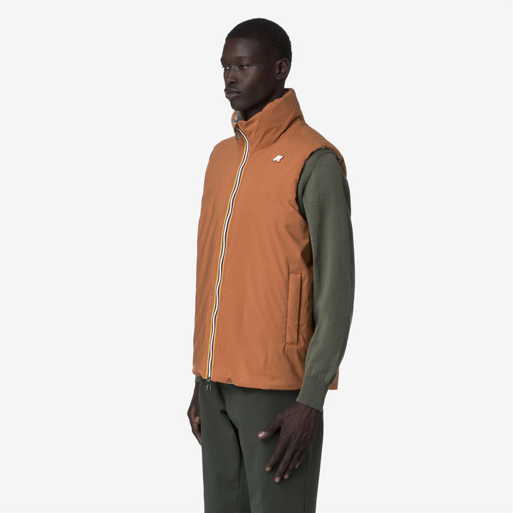 Chaqueta corta acolchada reversible de plumón en color beige anaranjado para hombre 5