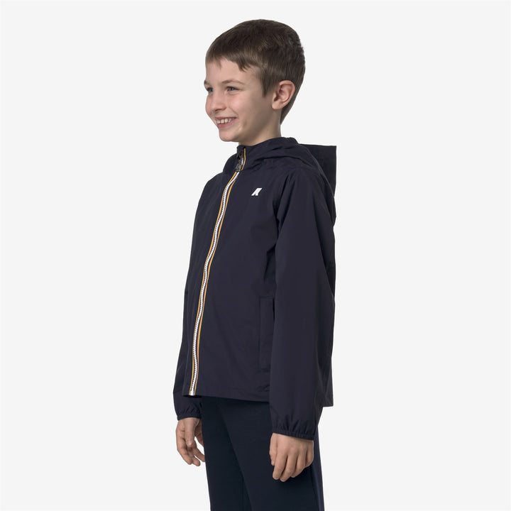 Chaqueta impermeable de nylon elástico para niños en azul con detalles elásticos 2