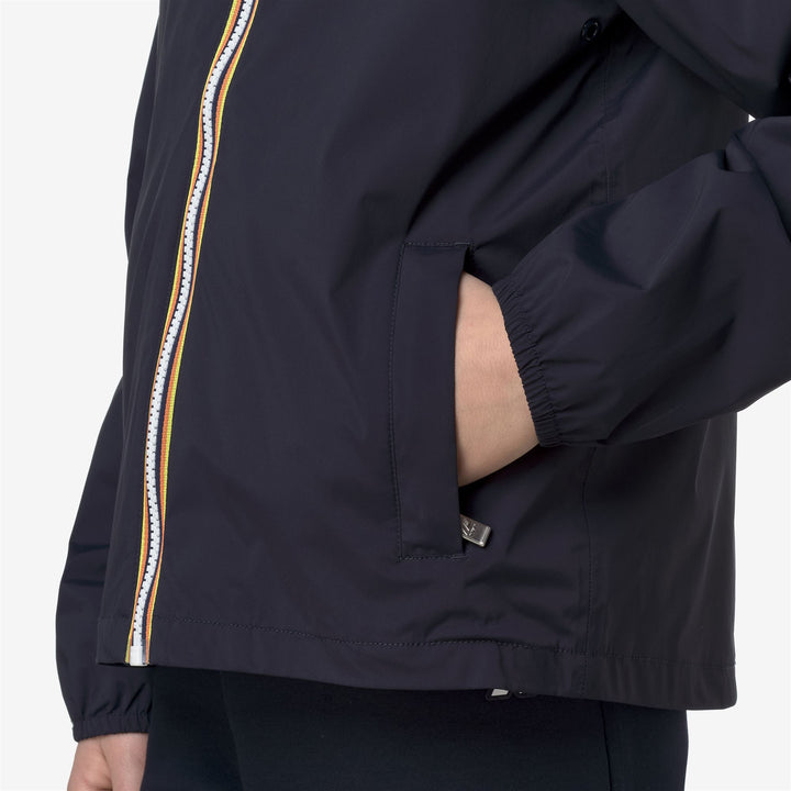 Chaqueta impermeable de nylon elástico para niños en azul con detalles elásticos 4