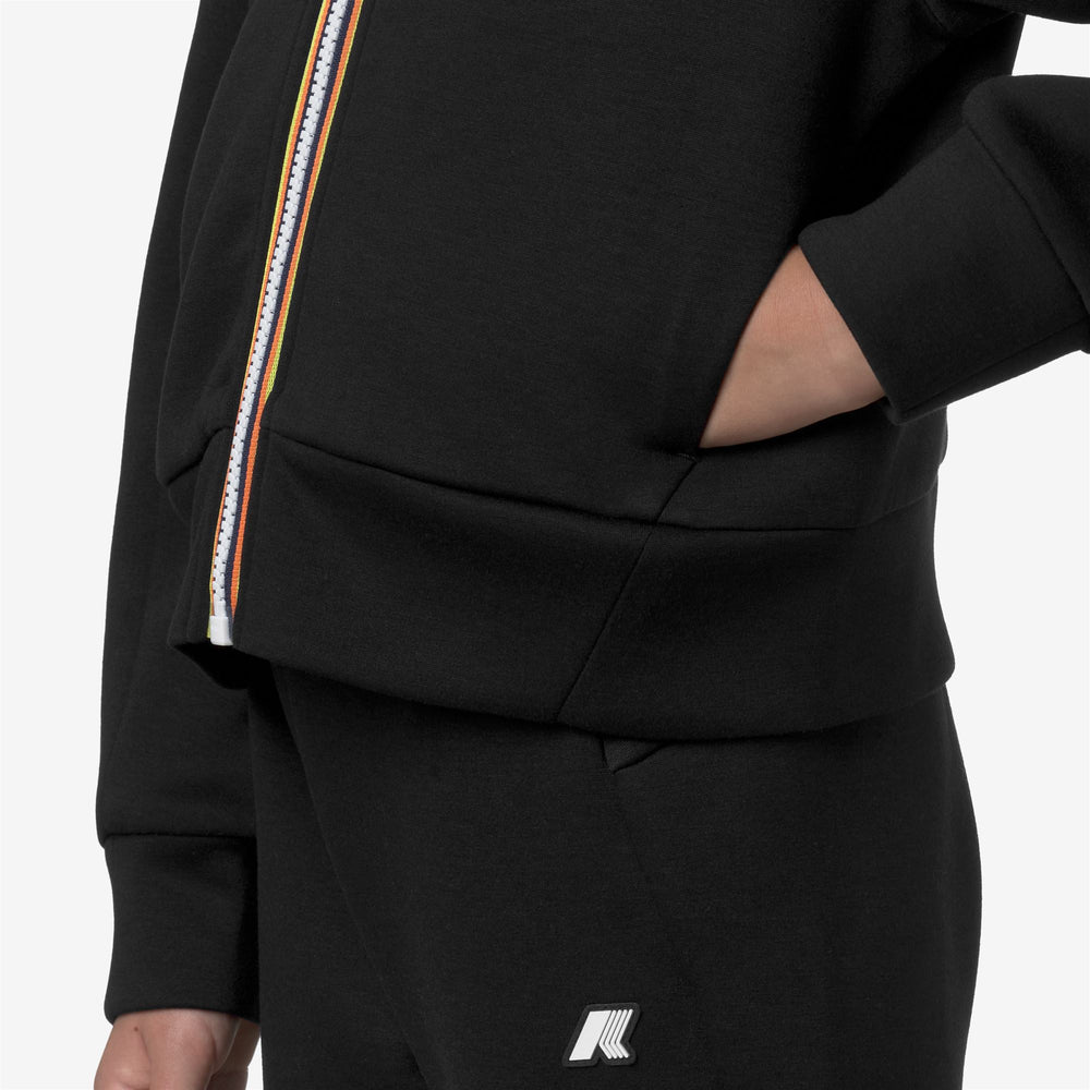 Sudadera deportiva negra con cremallera completa y bolsillos para niña 02