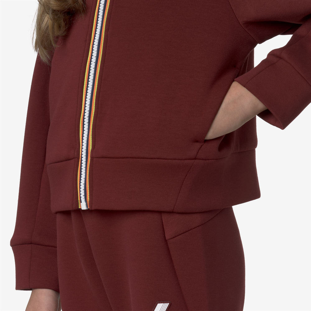 Sudadera con capucha roja para niña, con cremallera completa, bolsillos y tejido elástico. 02