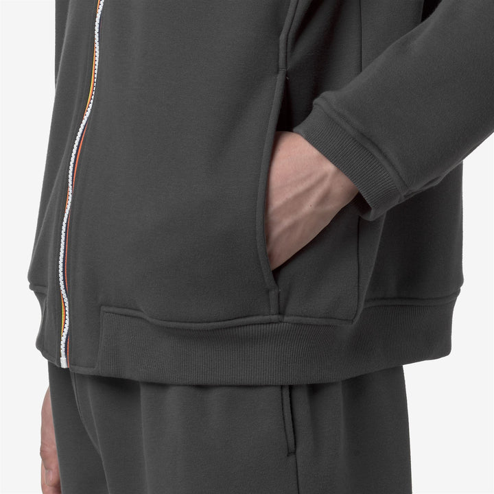 Chaqueta polar unisex gris para exteriores con cremallera completa y bolsillos. 2