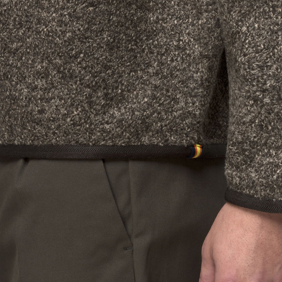 Suéter polar de mezcla de lana color oliva negro para hombre con puños elásticos main