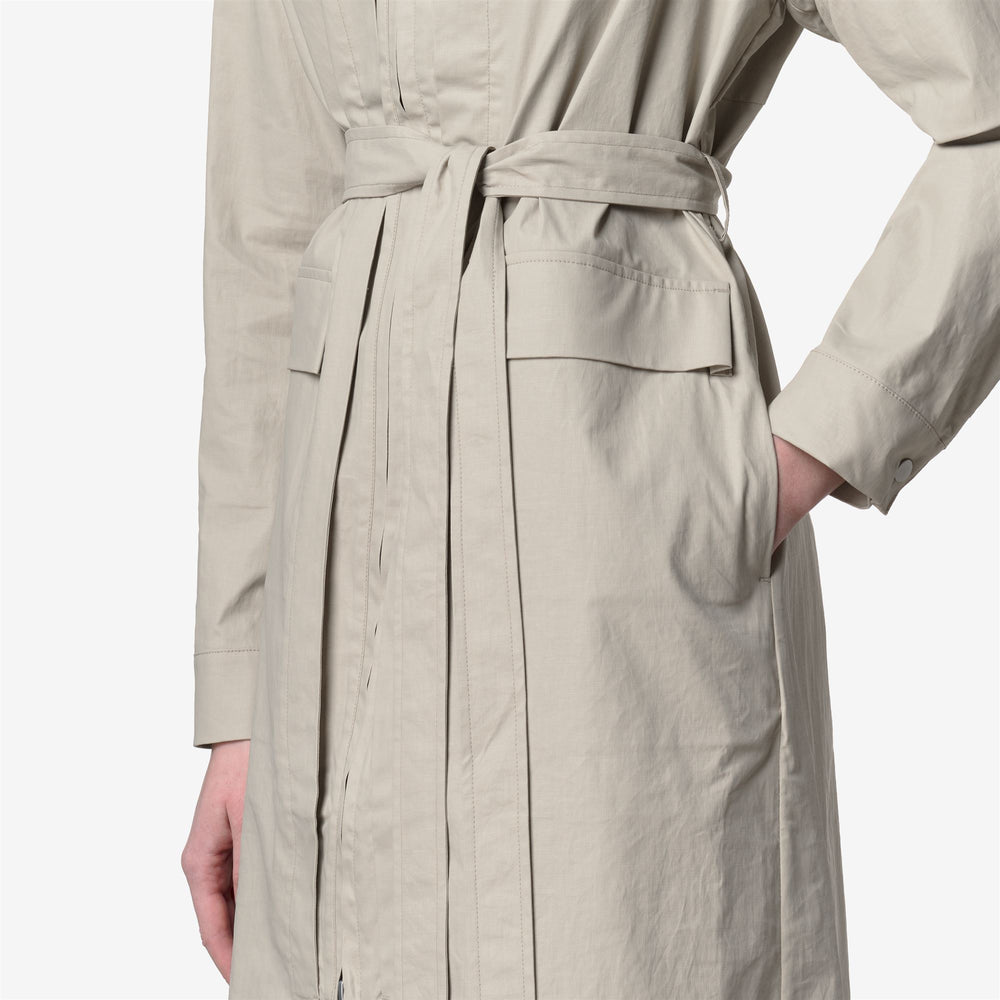 Chaqueta larga de transición beige para mujer con bolsillos 02