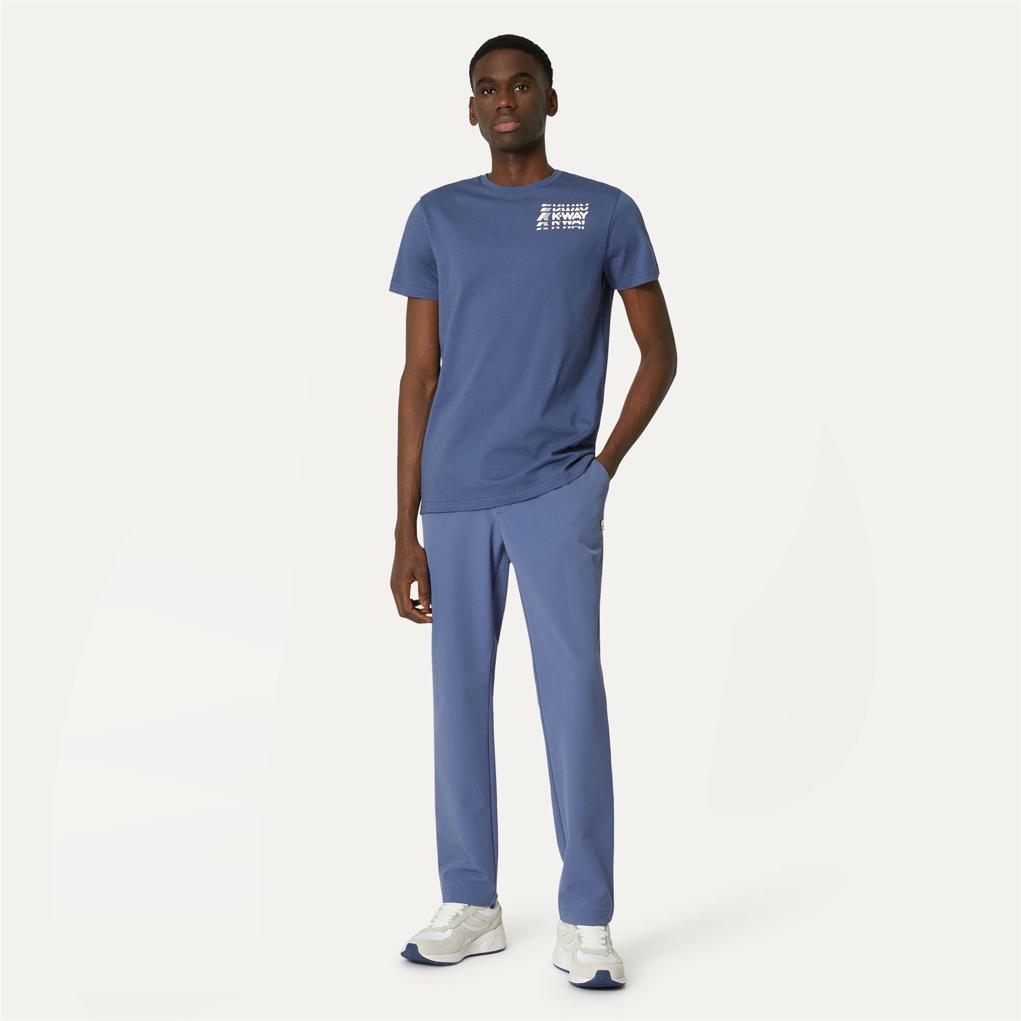 Pants_MAN_GAEL LIGHT_Chino_Blue Indigo - Commercial 4