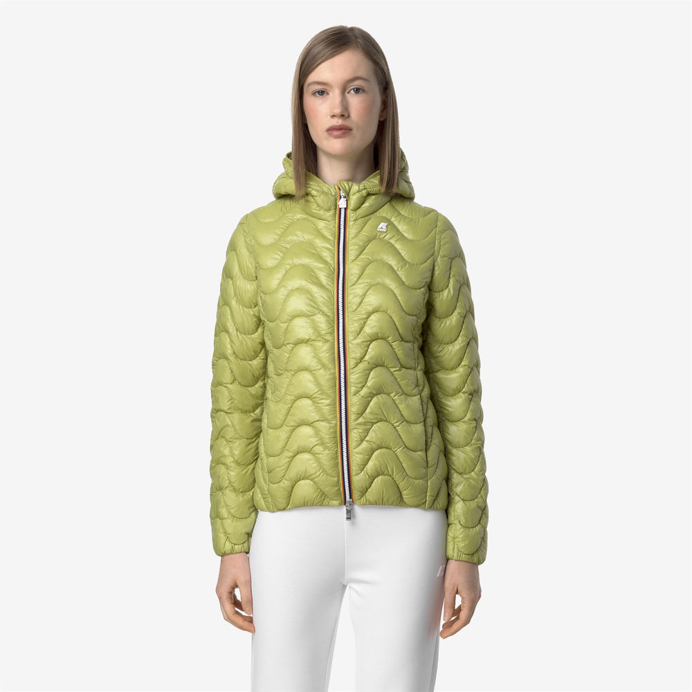 Chaqueta corta acolchada verde musgo para mujer para uso urbano 02
