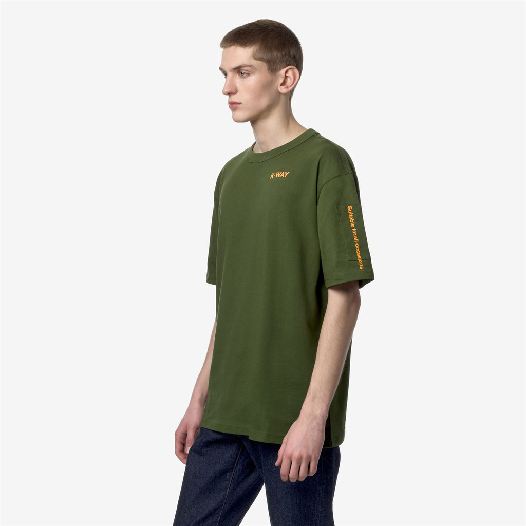 T-Shirts & Top_Man_FANTOME SLEEVE POCKET_T-Shirt_Green Cypress - Orange Md - Commercial 5